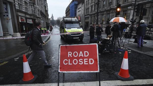 Un cordón policial impide el acceso a la calle Whitehall, en los alrededores del Parlamento de Londres