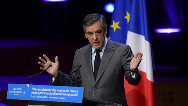 Fillon acusa a Hollande de filtrar secretos de Estado