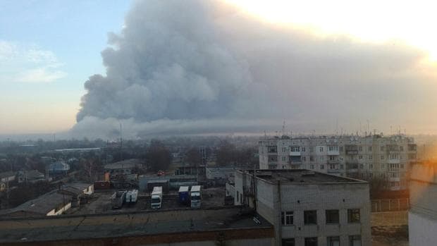 El humo provocado por las explosiones y el incendio en el depósito de armas de Balakleia, en Ucrania