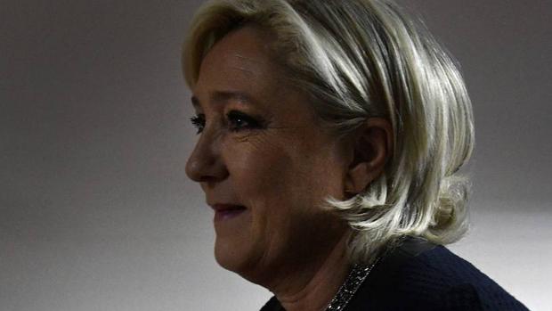 La líder de la extrema derecha francesa, Marine Le Pen, saluda al presidente de Rusia, Vladímir Putin