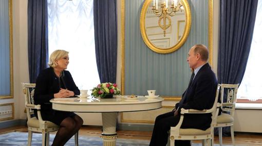 Putin se reúne con Le Pen y niega que Rusia quiera influir en las elecciones