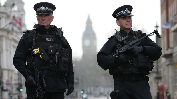 Agentes de policía vigilan la zona próxima al Parlamento británico este jueves