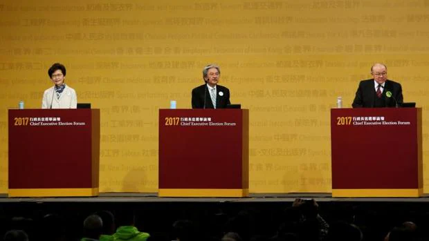 De izquierda a derecha, los candidatos Carrie Lam, John Tsang y Woo Kwok-hing, durante el debate electoral del pasado domingo en Hong Kong
