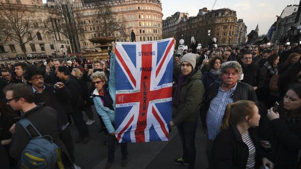 Miles de británicos se concentraron en el centro de Londres en repulsa por el atentado