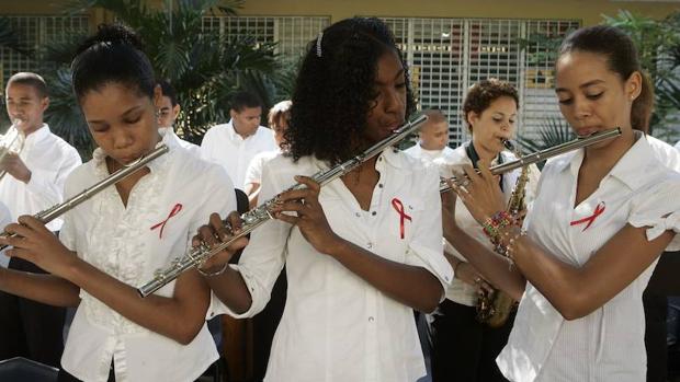 Un grupo de jóvenes estudiantes tocan en un instituto de Santo Domingo