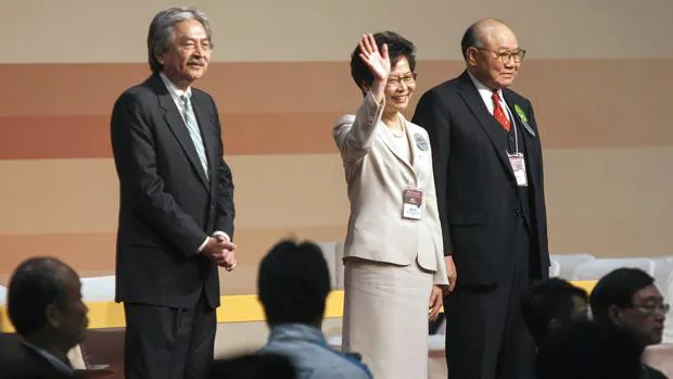 Los candidatos John Tsang Chun-wah (izquierda), Carrie Lam Yuet-ngor (centro) y Woo Kwok-hing (derecha)