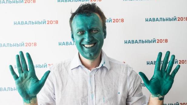 Alexei Navalni posa después de que un hombre le manchara con un antiséptico verde en la ciudad siberiana de Barnaul el pasado 20 de marzo