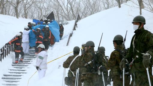 Evacuación de víctimas de la avalancha en Japón