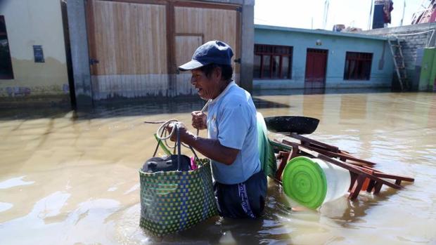 Un damnificado de la localidad de Huarmey trata de recuperar sus pertenencias