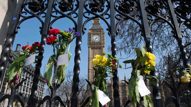 Flores en honor a las personas que murieron en el atentado