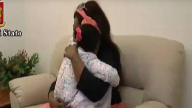 La pequeña Oumoh que llegó sola a Lampedusa abraza a su madre cinco meses después