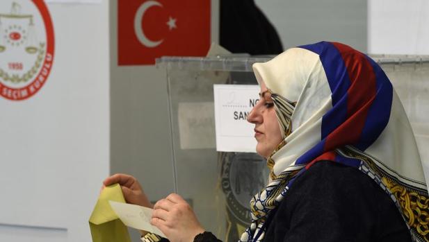 Los expatriados turcos en Alemania ya han comenzado a votar en el controvertido referéndum de Erdogan, este lunes en Munich