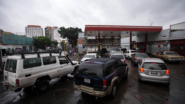 Filas de vehículos para reabastecerse con combustible en Caracas