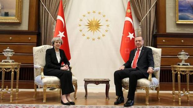 Theresa May y Erdogan, durante la reunión que mantuvieron en enero de este año