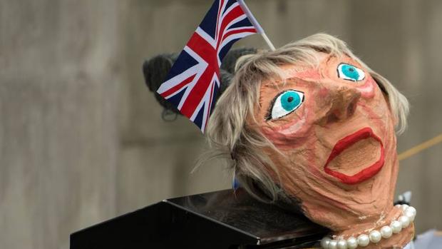 Una muñeca con la cara de la primera ministra británica, Theresa May