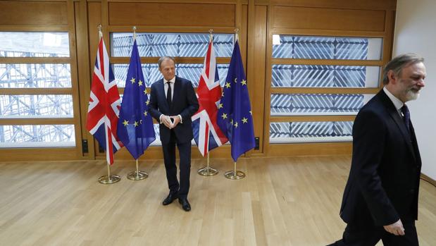 El embajador británico ante la UE abandona la sala tras entregar la carta que invoca el artículo 50