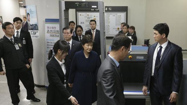 La expresidenta surcoreana Park Geun-hye (c) a su salida tras someterse a un interrogatorio en el Tribunal del Distrito Central de Seúl