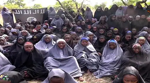 Imagen del 12 de mayo de 2014, de un video del grupo extremista islámico nigeriano Boko Haram en el que mostraba a las niñas de Chibok usando el hijab de cuerpo entero y rezando en una zona rural del país