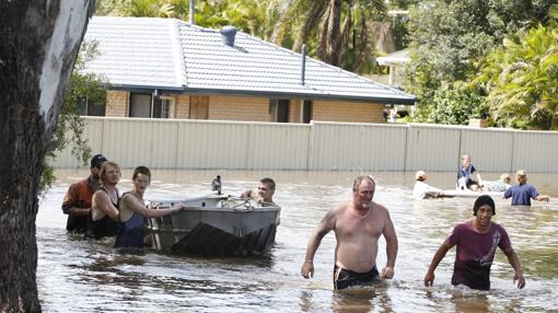 Residentes caminan en una calle inundada en Mount Warren Park, Queensland