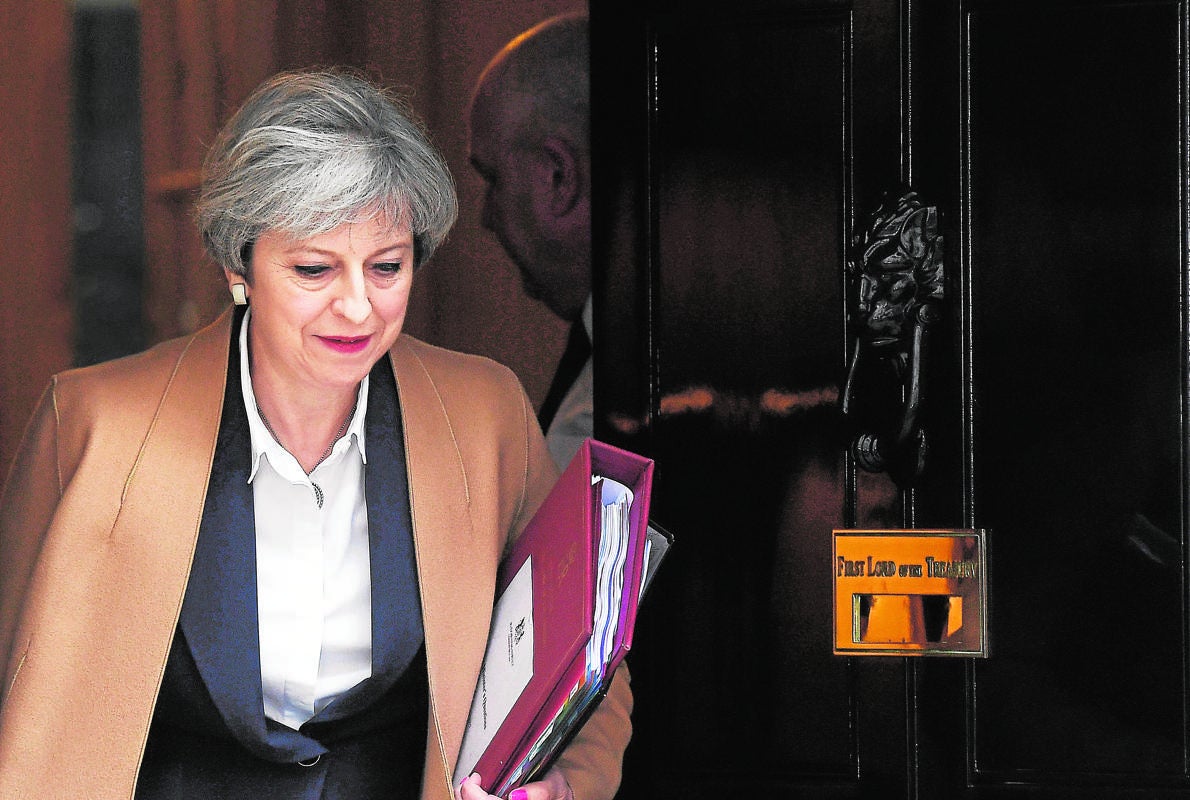 Theresa May sale del 10 de Dowinng Street camino del Parlamento