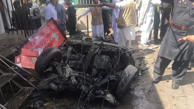 Restos del coche bomba que estalló en la localidad paquistaní de Parachinar