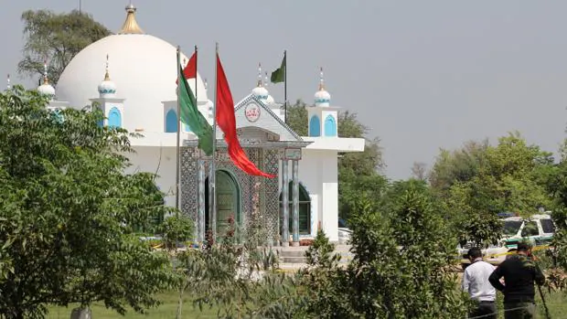 Miembros de la Unidad de Policía Forense paquistaní rastrean el templo sufí en se ha producido la matanza de este sábado