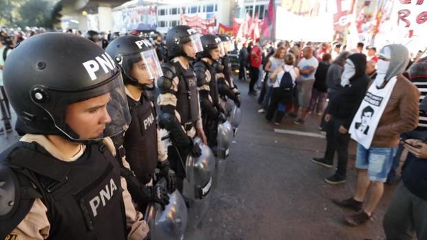 La Policía argentina intenta controlar una manifestación este jueves en un puente de acceso a Buenos Aires