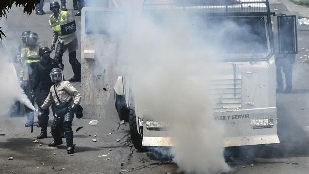 Miembros de la Guardia Nacional Bolivariana lanzan gas contra la oposición durante las protestas contra el Gobierno de Maduro