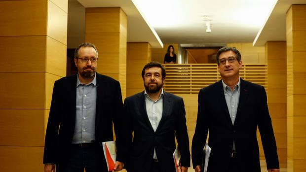 El secretario general de Ciudadanos, Miguel Gutiérrez (centro) en el Congreso flanqueado por el portavoz, Juan Carlos Girauta, y el vicepresidente segundo de la Cámara Baja, Ignacio Prendes (derecha)