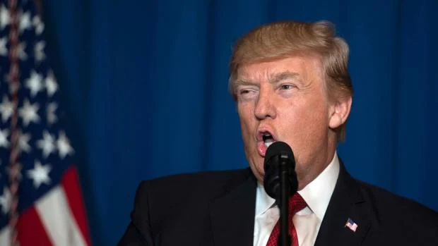 El presidente de Estados Unidos, Donald Trump, habla sobre su orden de atacar una base militar siria este viernes en su residencia de Palm Beach, Mar-a-Lago, en Florida