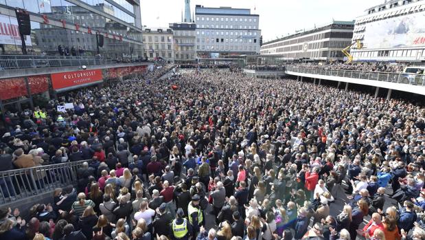 Miles de persona se han congregado en la calle Drottninggatan, donde tuvo lugar el atentado