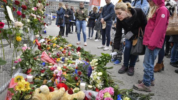 Numerosas personas se han acercado a dejar flores y regalos en memoria de las víctimas del atentado en Estocolmo