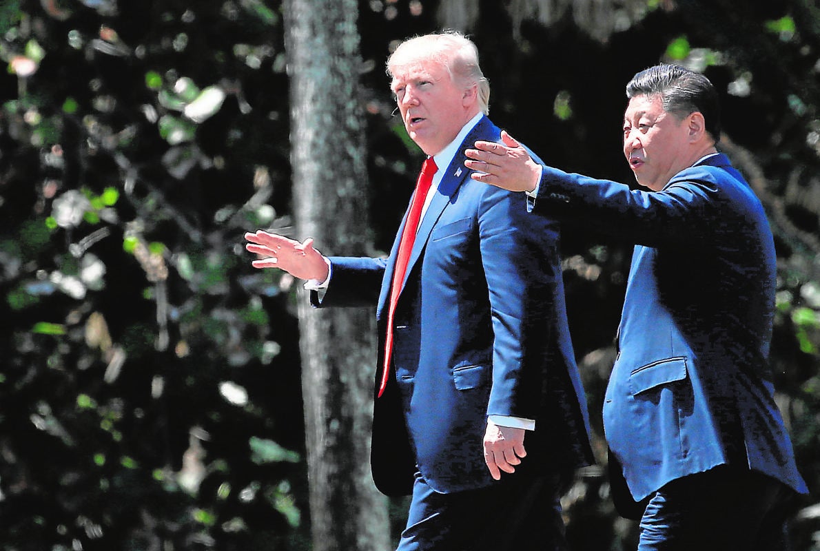 Donald Trump y el presidente chino Xi Jinping, durante su reunion en Palm Beach