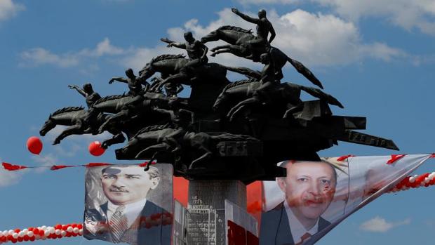 Imágenes de Mustafa Kemal Ataturk (i) y Recep Tayyip Erdogan en un monumento en Izmir, a una semana del referéndum en Turquía