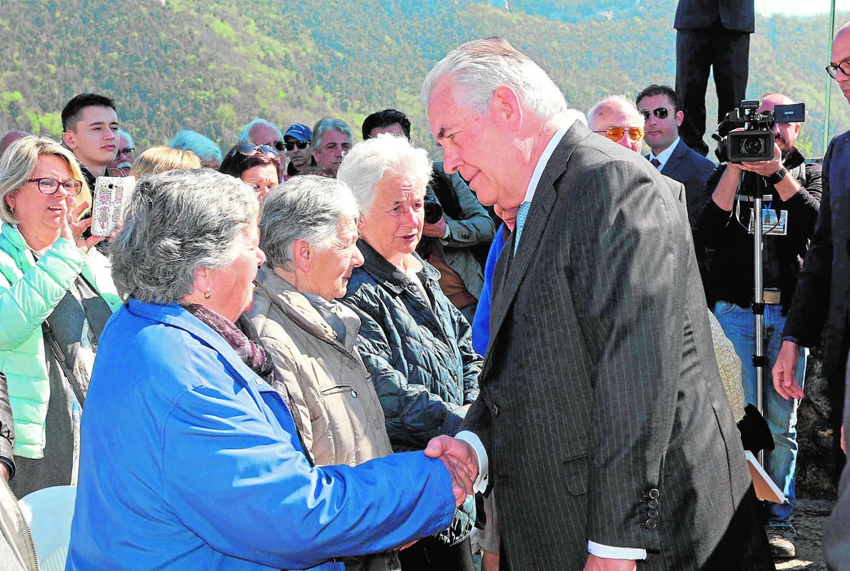 Tillerson asiste ayer a un acto en memoria de las víctimas de la II Guerra Mundial en Sant’Anna di Stazzema