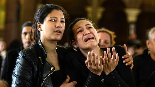 Familiares de los coptos que fallecieron ayer en el atentado de la iglesia de Alejandría, asisten a su funeral en Alejandría (Egipto)