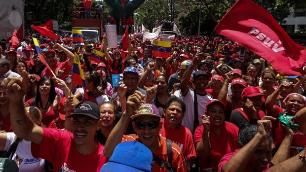 Simpatizantes chavistas se manifiestan en favor de Nicolás Maduro