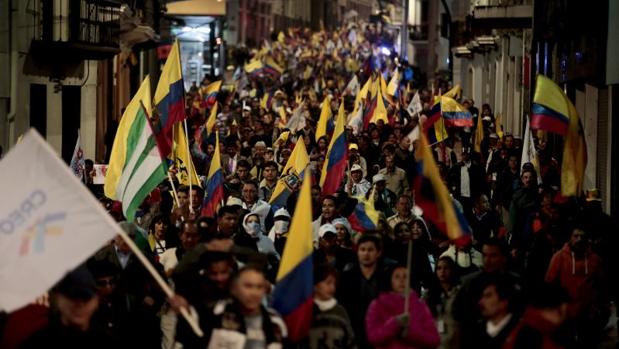 Manifestantes ecuatorianos protestan contra el «fraude» en las elecciones presidenciales, este lunes en Quito
