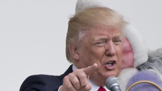 El presidente Donald Trump gesticula durante una intervención en la Casa Blanca