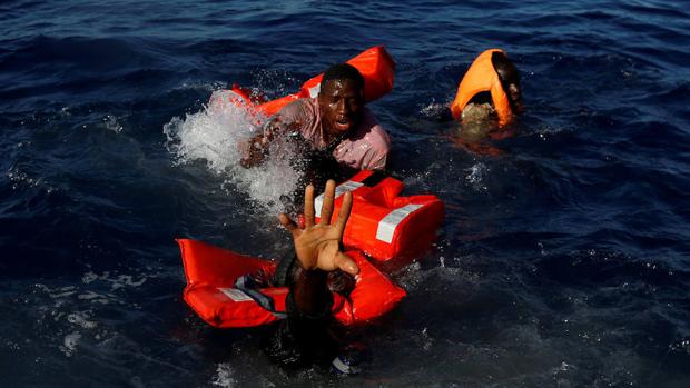 Rescate de varios náufragos en el Mediterráneo central