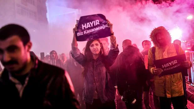 Manifestantes a favor del «no» protestaban este lunes en Estambul tras conocer los resultados del referéndum en el que se dedicía si reformar o no la Constitución de Turquía