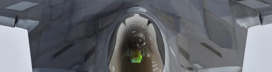 Un caza F-22 Raptor, en vuelo tras haber despegado de la base de Kogalniceanu, en Rumanía