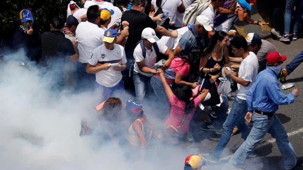 Lilian Tintori a la cabeza de la manifestación en Caracas