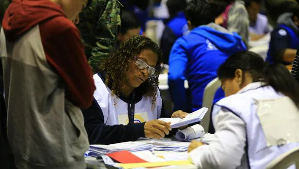 Funcionarios del Consejo Nacional Electoral llevan a cabo el segundo recuento de votos en Quito