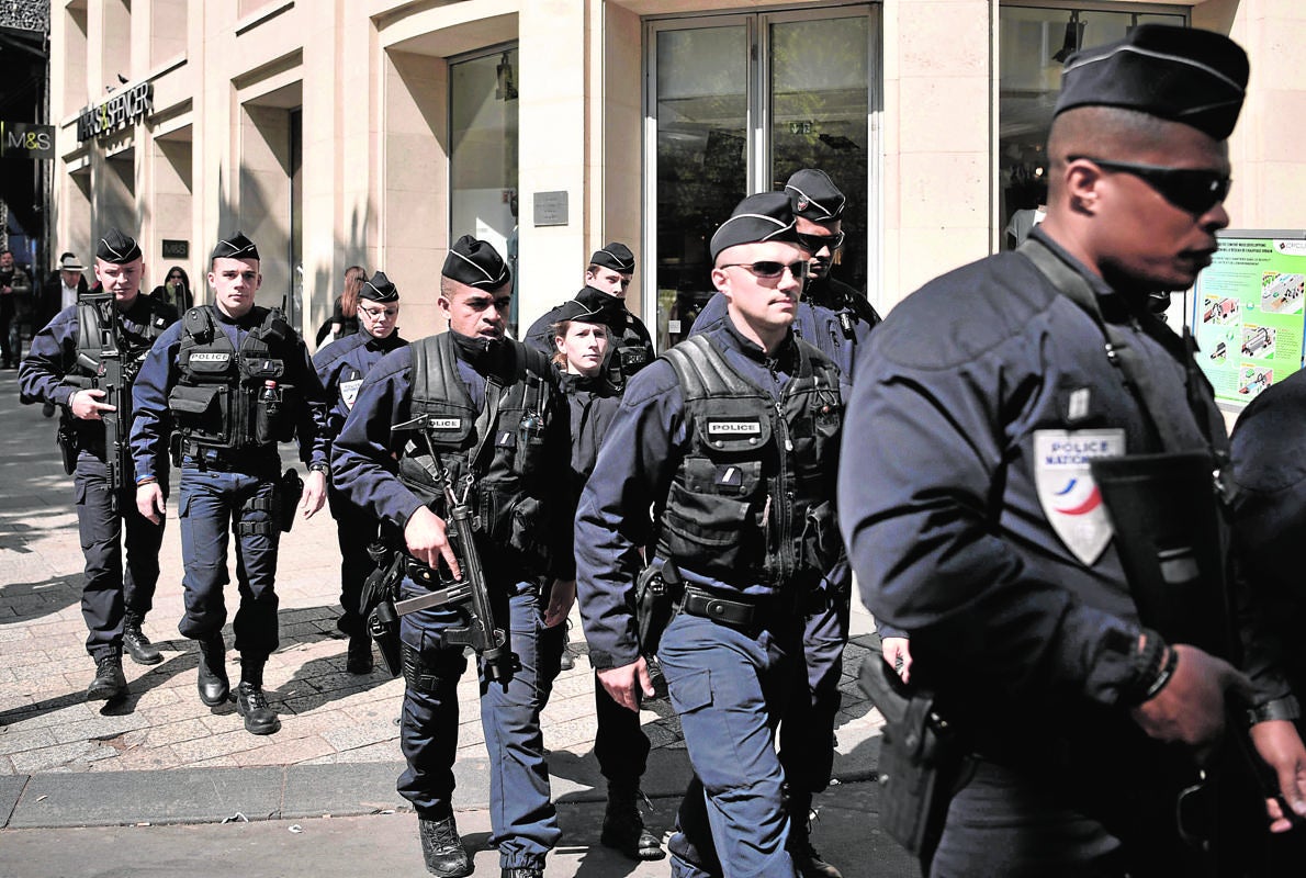 Un grupo de policías, patrullando este viernes cerca de los Campos Elíseos