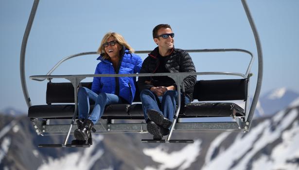 Emmanuel Macron, con su esposa Brigitte Trogneux