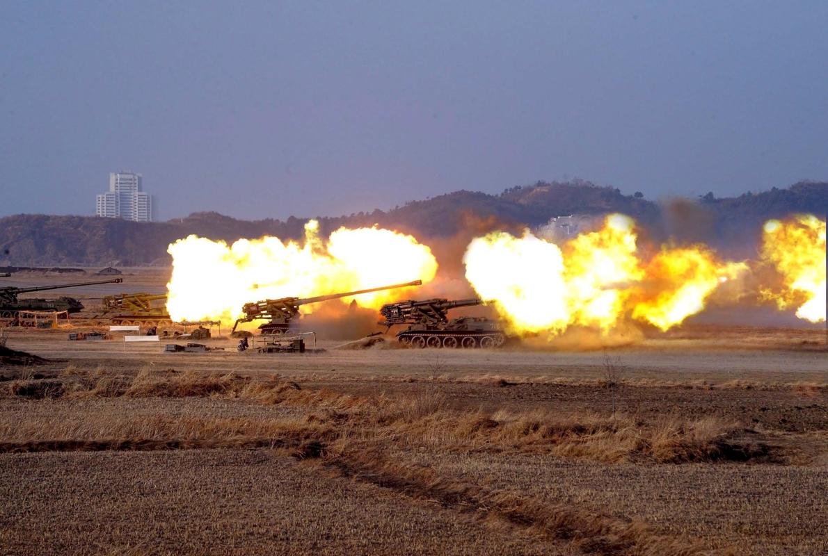 Fotografía de archivo distribuida por la agencia oficial KCNA que muestra la unidad militar coreana número 681 bajo el comando de artillería KPA durante un ejercicio de tiro, en Pyonyang