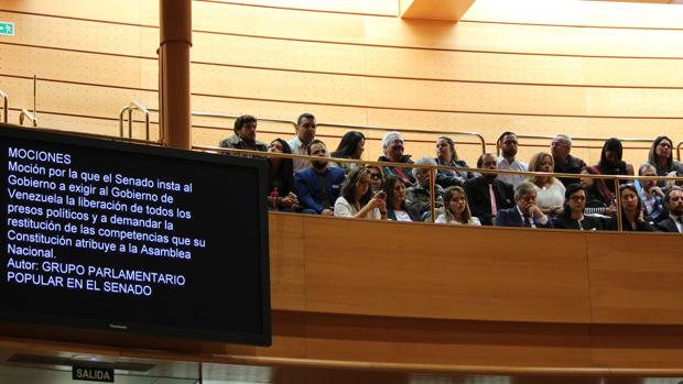 Familiares de presos políticos venezolanos siguen el debate de la moción desde la tribuna del Senado