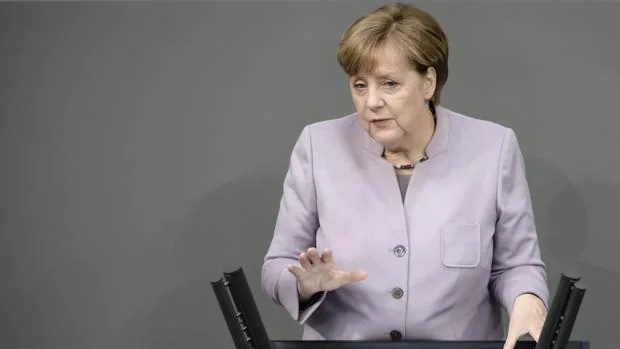 La canciller alemana, Angela Merkel, hace una declaración ante el Parlamento en Berlín este jueves sobre la actitud de Alemania ante el Brexit