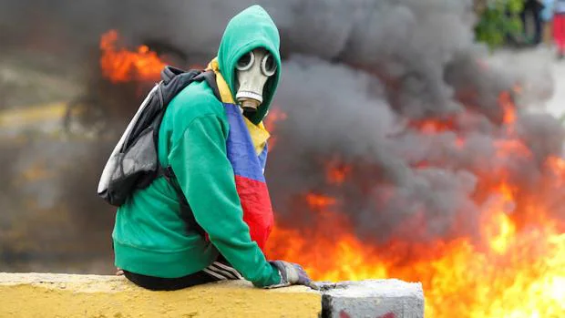 Un manifestante participa en una protesta contra Nicolás Maduro en Venezuela